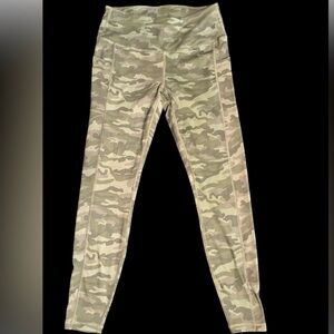 NWOT Women’s Camouflage Leggings